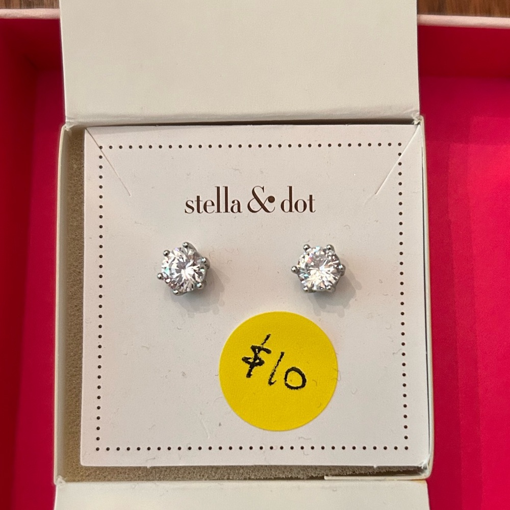 Brand new Stella and dot studs